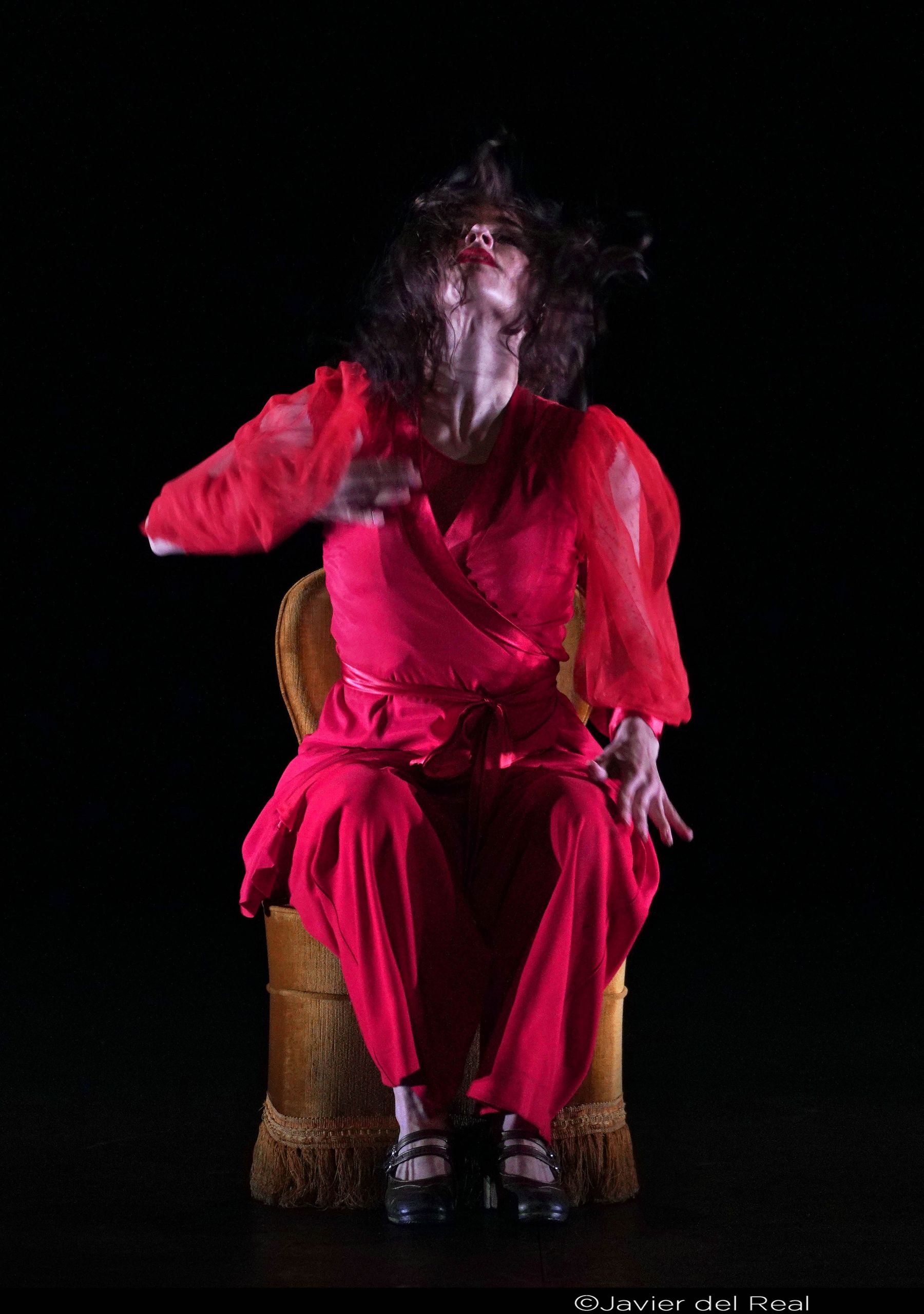 Mujer de Rojo sobre fondo Gris