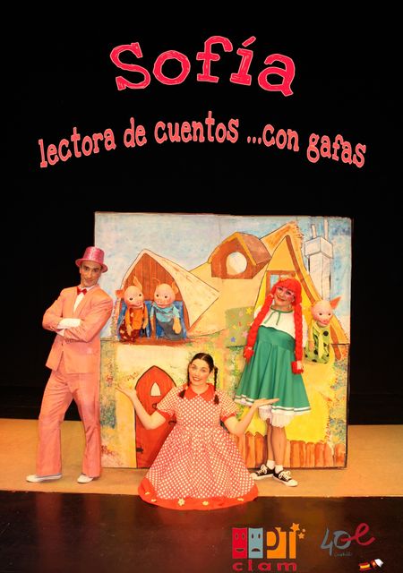 Sofía, lectora de cuentos con gafas