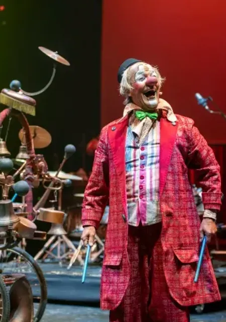 Fuman, el payaso músico viajero