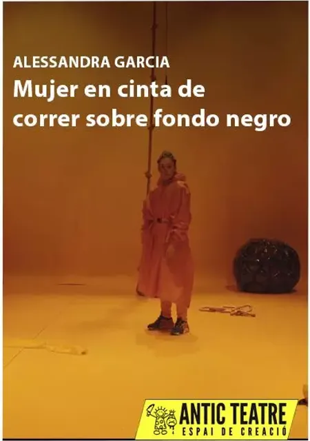 Mujer en cinta de correr sobre fondo negro